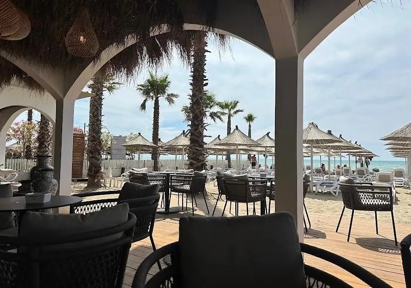 アパートホテル Luxury Studio At Bonita Luxury Resort ゴーレム